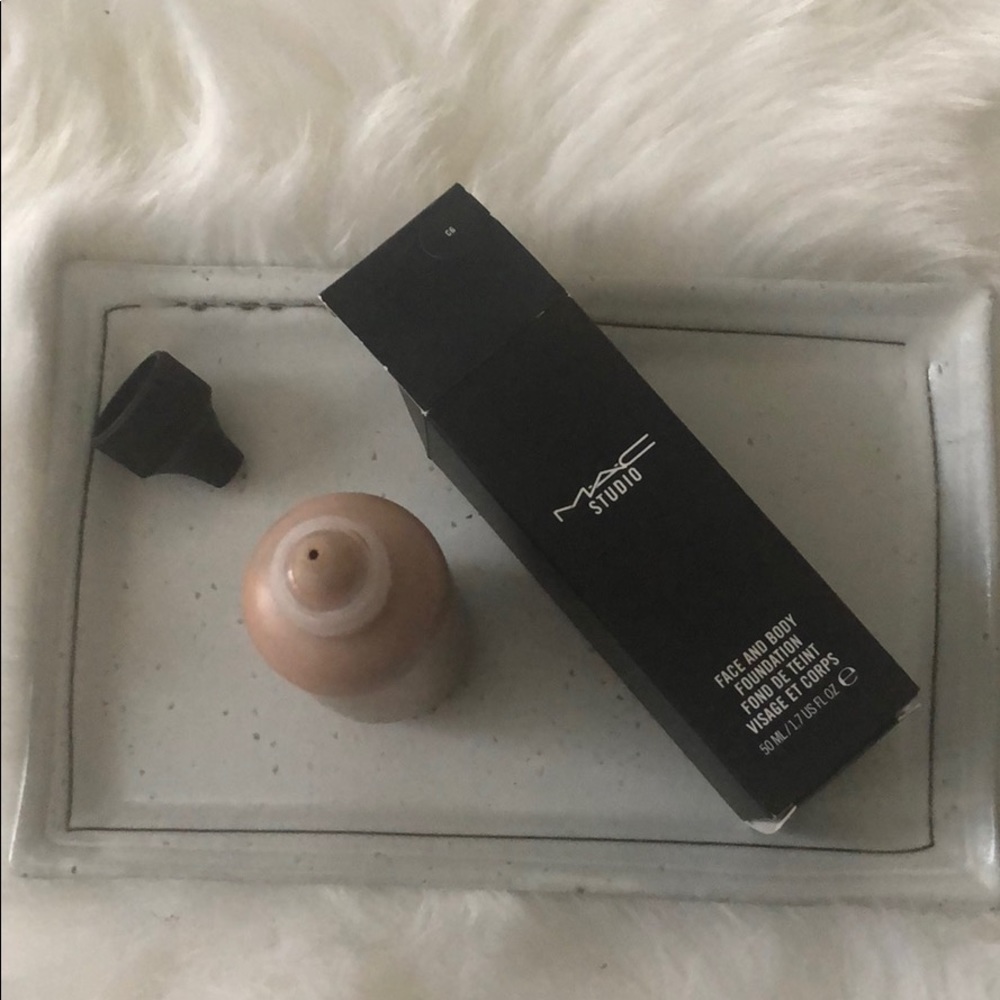 MAC FACE AND BODY FOUNDATION
SHADE/COLOR - C6 - Picture 2 of 3
